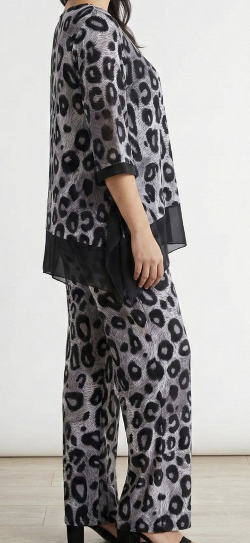 Set Short-sleeves blouse and trousers