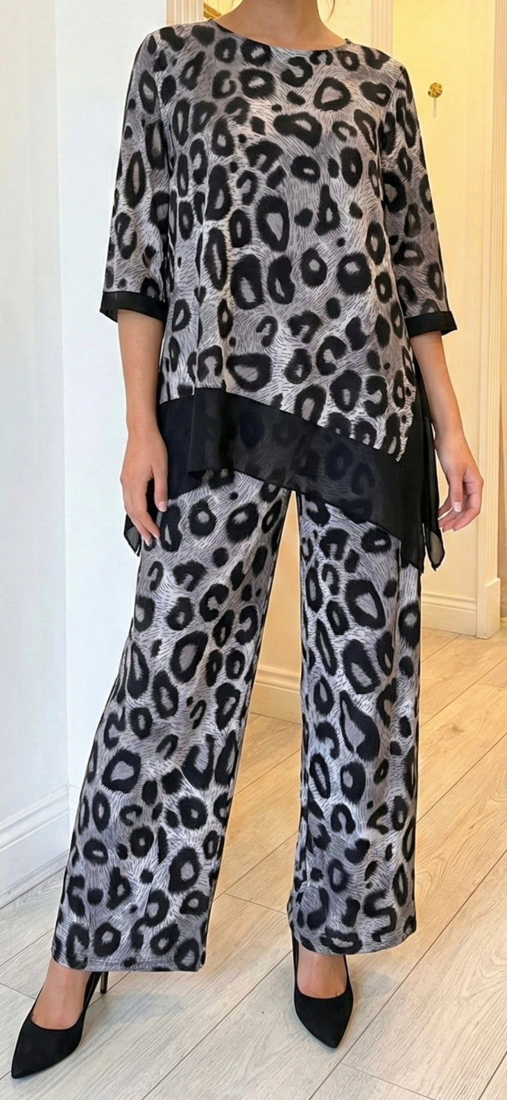 Set Short-sleeves blouse and trousers
