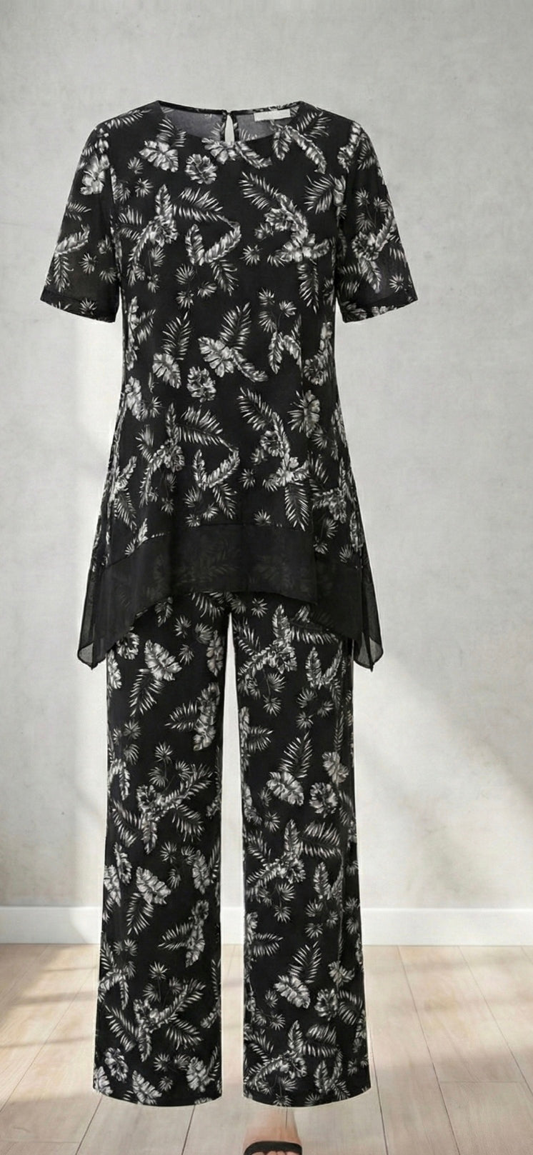 Set Short-sleeves blouse and trousers